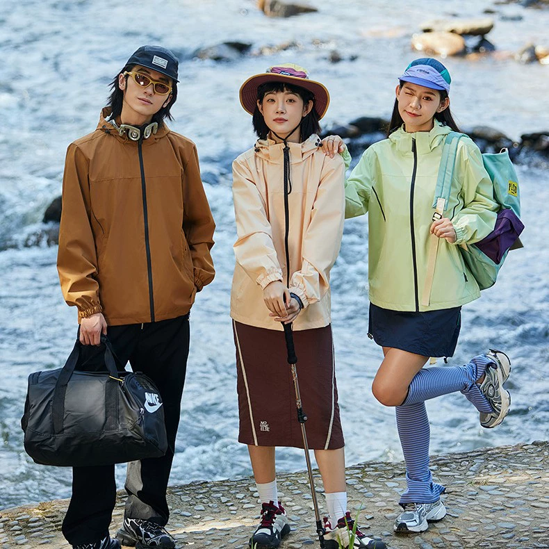 Autumn outdoor jacket for men and women thin travel mountaineering clothing windproof waterproof soft shell three-proof breathable jacket